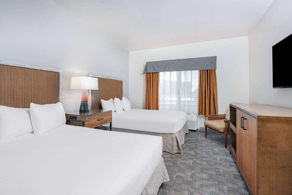 Ramada By Wyndham Bakersfield Hotel Room photo